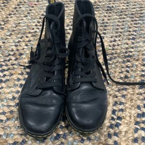 Dr . Martens Leyton size 7